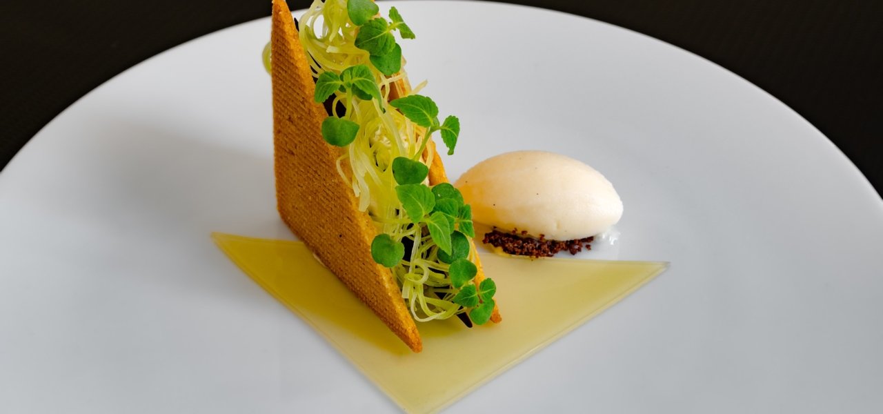 Comme un club sandwich, biscuit spéculos & crémeux à l'anis vert torréfié, rhubarbe crue & sorbet badiane-citron vert